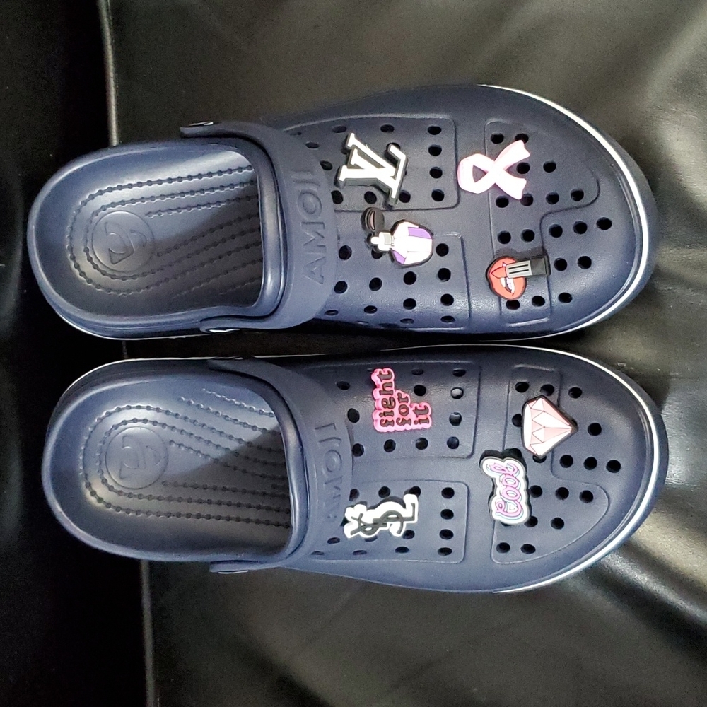 🎄5/$30🎄Clogs with Charms